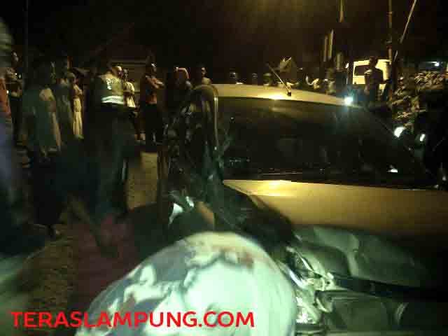 Kereta Babaranjang Hantam Sedan City Karyawan Rokok