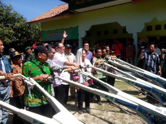 Kunker di Palas, Komisi IV DPR Serahkan Bantuan 10 Traktor Tangan untuk Kelompok Tani