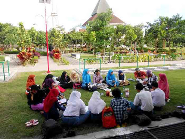 FAM Indonesia Undang Pelajar SLTA di Kediri Nulis Puisi