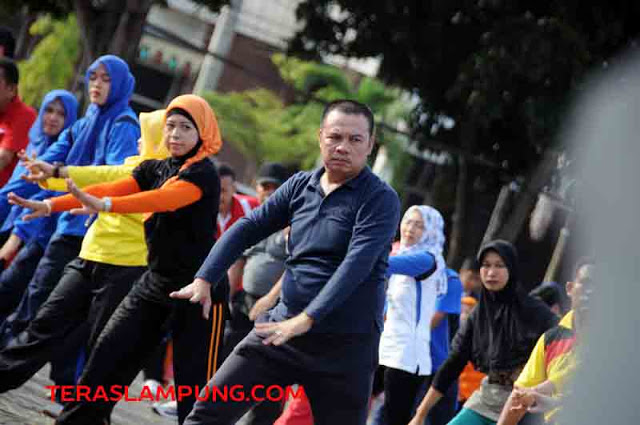 Hari Pertama Jadi Penjab Bupati Lamsel, Kherlani Senam Bersama Para Pegawai