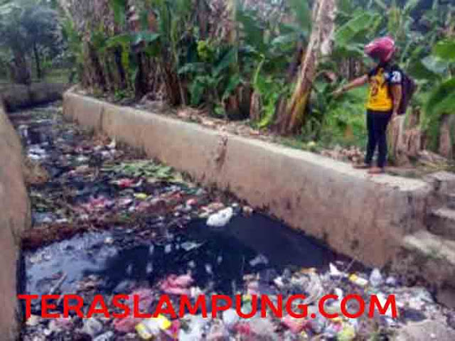 Sampah Menumpuk, Sungai Umban di Kotabumi Tebarkan Bau Busuk