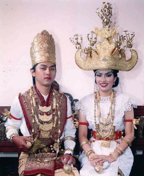 Nama Perhiasan pada Pakaian Pengantin Adat Lampung yang Perlu Kamu Ketahui