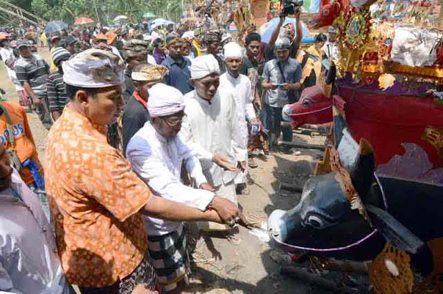 Rycko Menoza Hadiri Upacara Pitra Yadnya di Candipuro