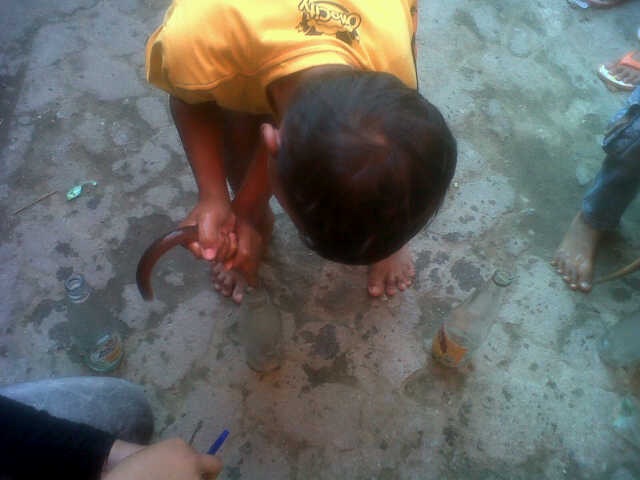 Anak-anak pada Perayaan HUT RI: “Pegang Belutnya Susah karena Licin…”