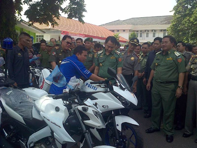 Bupati Lampura Serahkan 114 Sepeda Motor untuk Para Kades