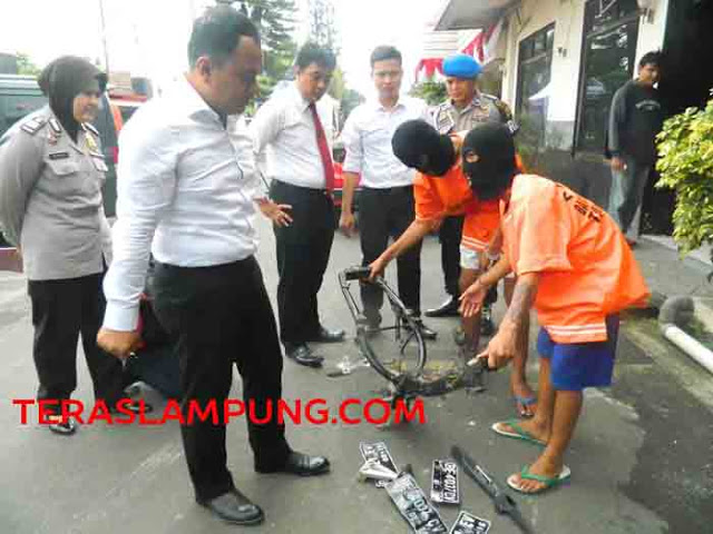 Hendak Jual Komponen Sepeda Motor Curian, Dua Tersangka Curanmor Dibekuk Polisi