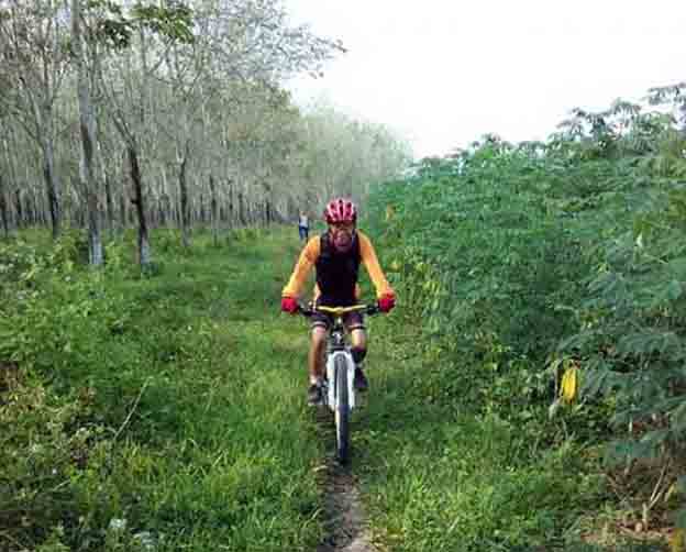 Gowes Sepeda, Menghirup Udara Segar di Sela Kebun Karet