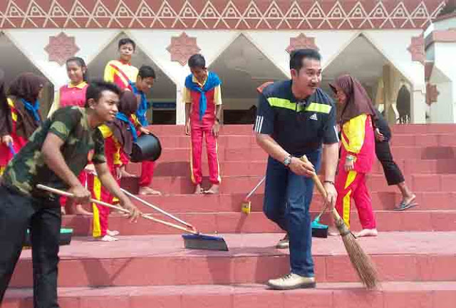 Wabub Heri Wardoyo Pimpin Relawan Angkat Kotoran Kelelawar dari Masjid Islamic Center