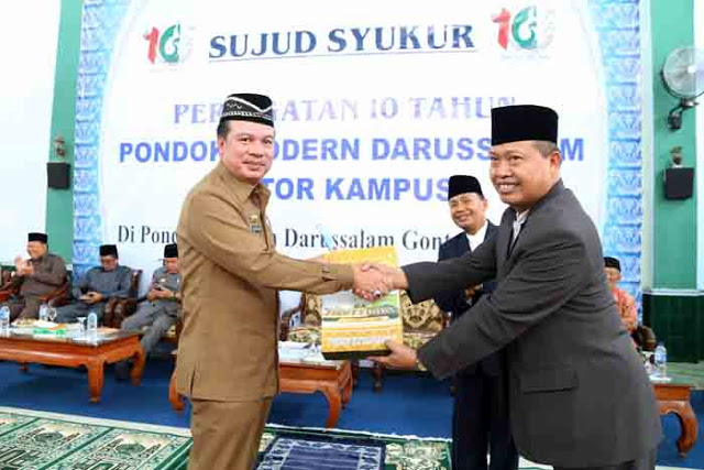 HUT ke-10, Ponpes Modern Darussalam Hadiahi Kherlani Cinderamata