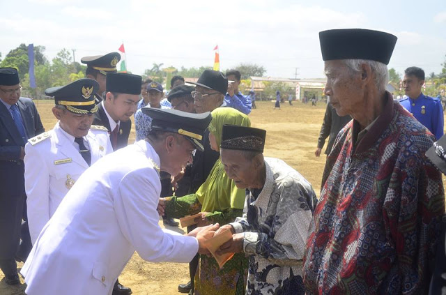 HUT RI, Bupati Mesuji Serahkan Tali Asih kepada Para Veteran dan Warga Berprestasi