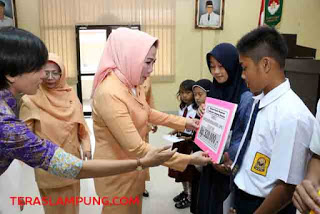 Istri Penjabat Bupati Lamsel Serahkan Bantuan Pendidikan