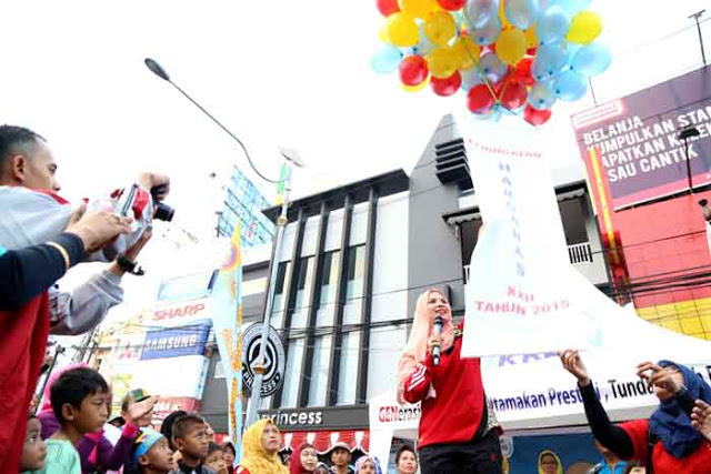 Ny.Aprilani Yustin Lepas Peserta Jalan Sehat Peringatan HUT Hari Keluarga Nasional