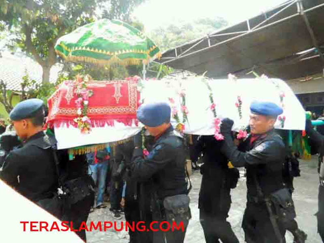 Diiringi Isak Tangis, Jenazah Bharada Jefri Dimakamkan di TPU Dekat Rumahnya