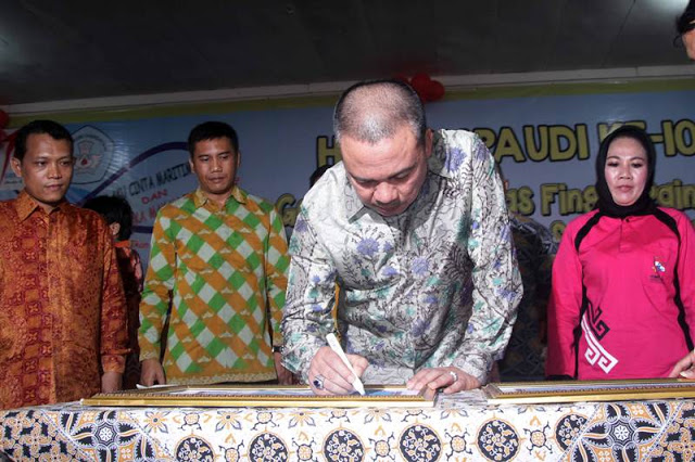 Kherlani Tandatangani Piagam “Finger Painting” HUT ke-10 Himpaudi Lamsel