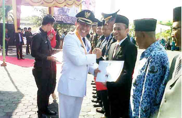 HUT RI, Ketua KPU Way Kanan Terima Penghargaan dari Bupati