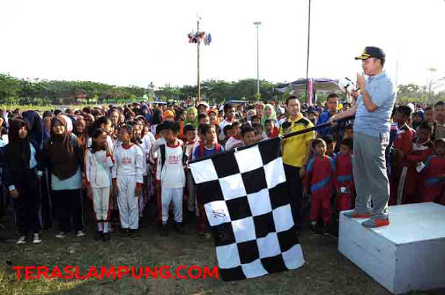 Kherlani Lepas Perserta Lomba Jalan Sehat HUT RI Tingkat Kecamatan