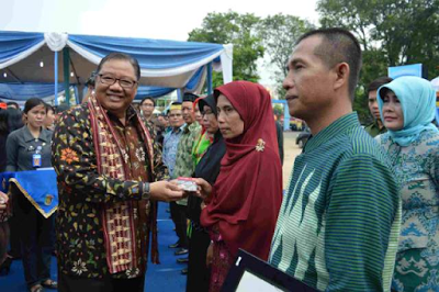 Menteri Koperasi Beri Penghargaan dan Bantuan Permodalan