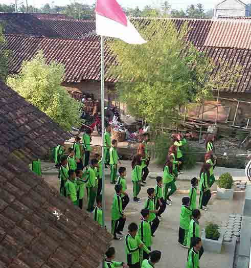 MTs Ma’arif Fajaresuk Pringsewu Giatkan Program Jumat Bersih