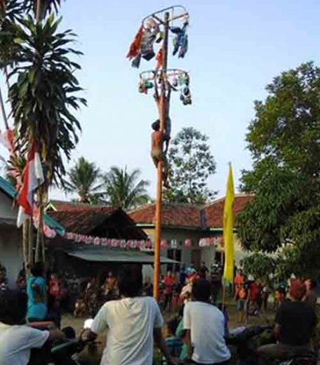 HUT RI di Sukaraja Gedongtaan, Tim Panjat Pinang Capai Puncak dan Raih Aneka Hadiah