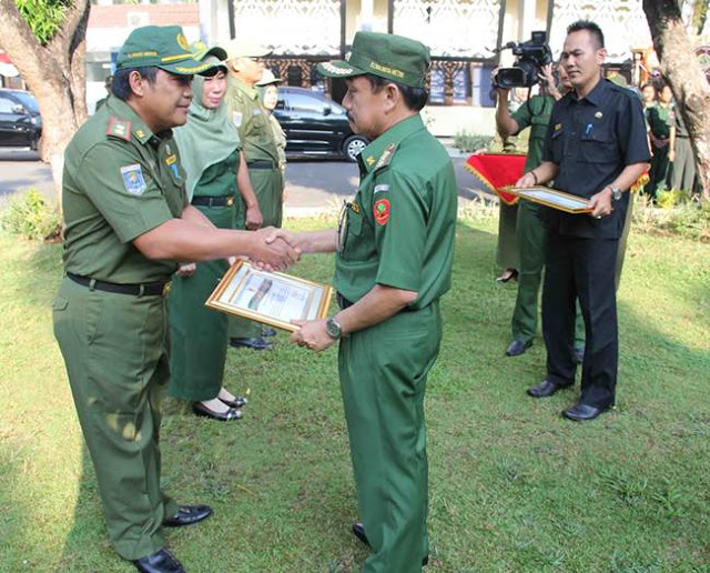 Pj Walikota Metro Serahkan Pengharhaan kepada Dinas Kesehatan dan Kantor Inspektorat