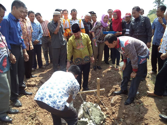 Walikota Herman HN Lakukan Peletakan Batu Pertama Kegiatan PLPBK di Sumberagung
