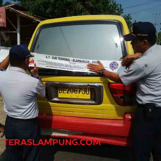 Dishub Lampung Utara Pasang Stiker di Angkutan Umum Kotabumi-Blambangan-Pagar