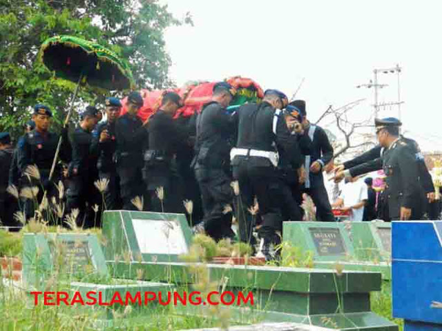 Tangis Keluarga dan Tembakan Salvo Iringi Pemakaman Bharada Jefri Saputra