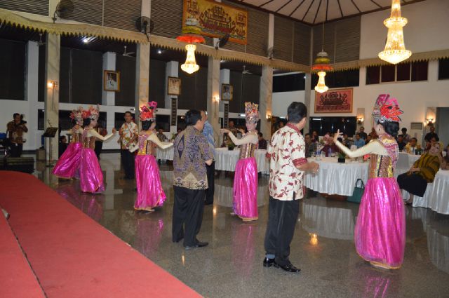 Jamu Menteri Koperasi, Wagub Bachtiar Basri Menari Bedana Bersama Para Muli Lampung