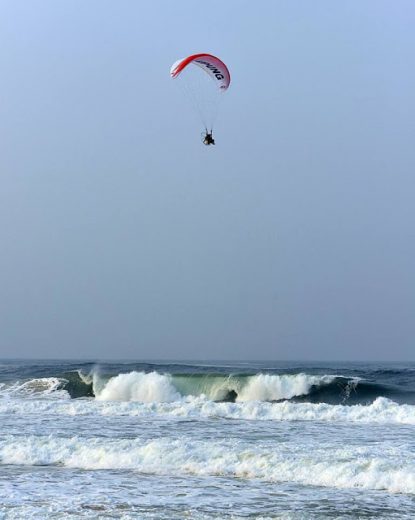 Menikmati Surga di Pantai Pesisir Barat dengan Paralayang