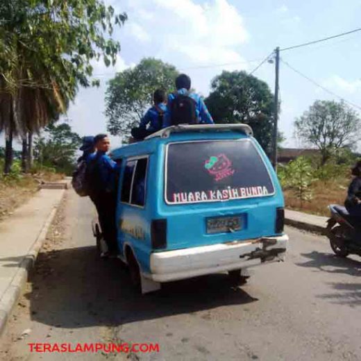 Anak-anak Sekolah Menantang Maut
