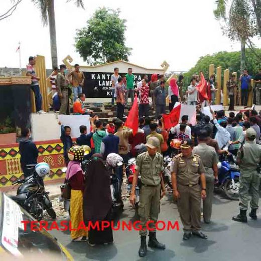 Aktivis IMM STIH Kotabumi Demo di Depan Kantor Pemkab Lampura