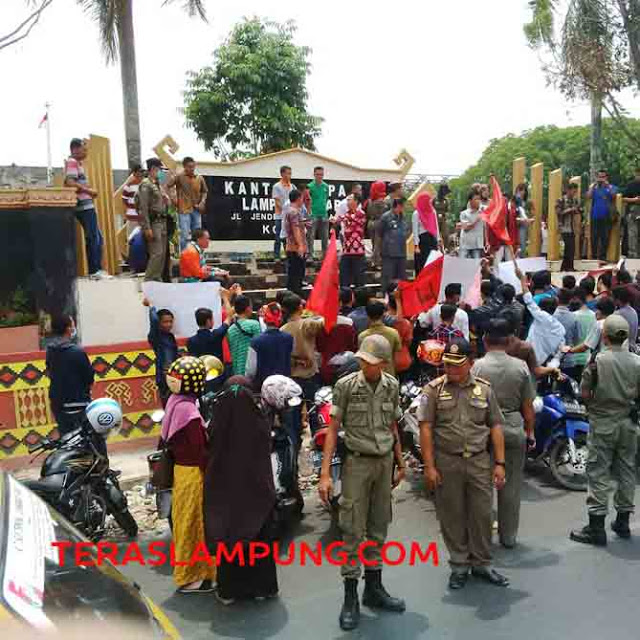Aktivis IMM STIH Kotabumi Demo di Depan Kantor Pemkab Lampura