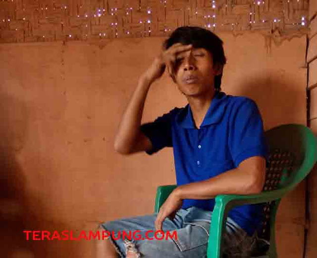 Kemiskinan Membuat Heri Kurniawan Harus Hidup dalam Kegelapan