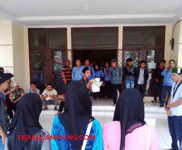 Terkait Proyek, Kader HMI Demo Dinas PU Lampung Utara