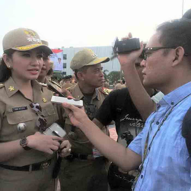 Camat Cantik Ini Bikin Para Jurnalis Kehilangan Fokus