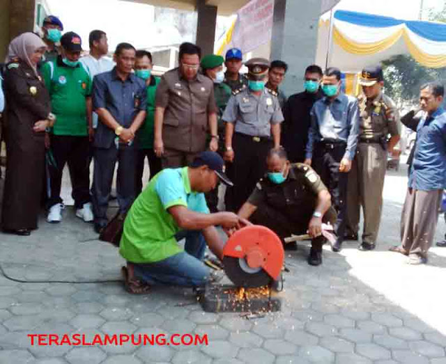 Kejari Kotabumi Musnahkan Barang Bukti Senjata Api, Senjata Tajam, dan Narkoba