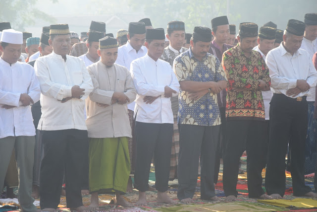 Bupati Khamami Shalat Ied Bersama Ribuan Umat Muslim di Way Serdang