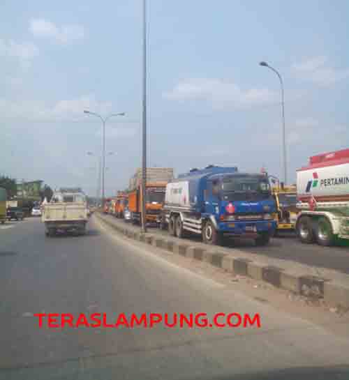 Jalan di ‘Fly Over’ Natar Sering Macet Total