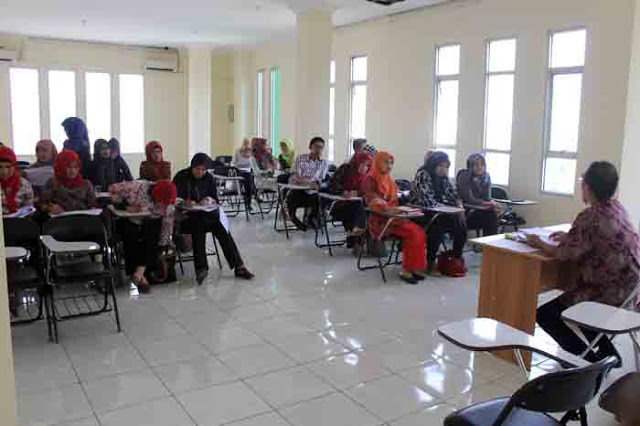 Direktur Pascasarjana Umitra Sambut Calon Mahasiswa Baru Pascasarjana