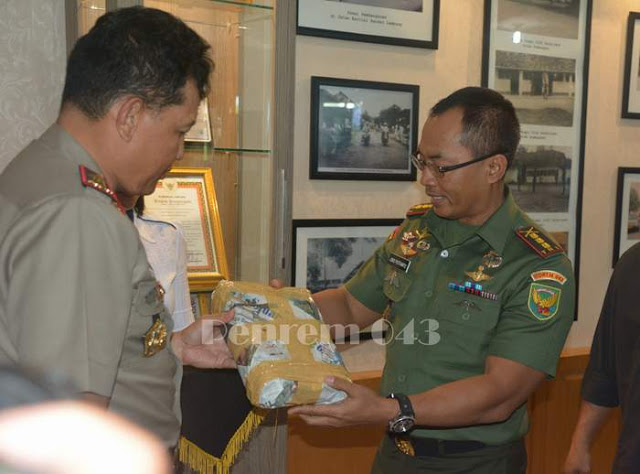 Danrem Serahkan 75 Senjata Api Rakitan Ilegal ke Polda Lampung