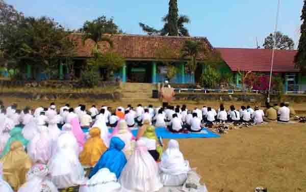 Ratusan Pelajar SMPN 4 Baradatu Lakukan Sholat Minta Hujan.