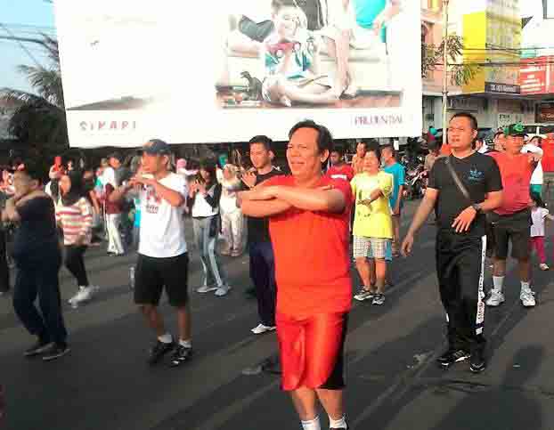 Galeri Pilkada: Yunus Senam di Bundaran Gajah, Herman HN Hadiri Khitanan Massal