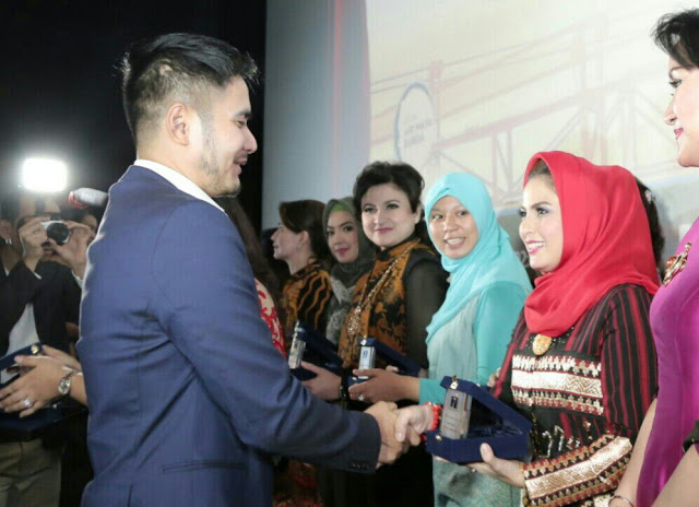 Aprilani Yustin Terima Penghargaan Perempuan Inspiratif Indonesia