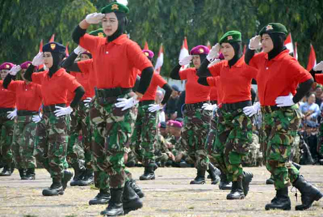 Tarian Para Istri Prajurit TNI Korem Garuda Hitam