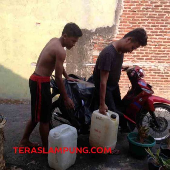 Kemarau Panjang, Air Bersih Langka dan Mahal bagi Warga Tanjungseneng Bandarlampung