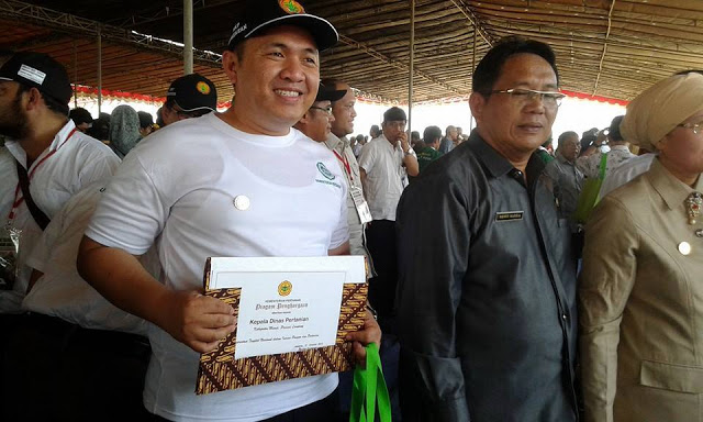 Kadis Pertanian Mesuji Terima Penghargaan Upsus Swasembada Pangan 2015