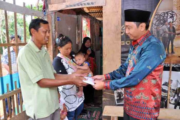 Bupati Lampura Kunjungi Bayi Penderita Penyempitan Usus
