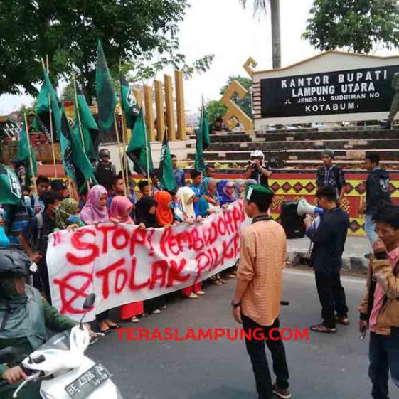 Minta Panitia Pilkades Serentak Dibubarkan, HMI Unjuk Rasa di Kantor Pemkab Lampung Utara