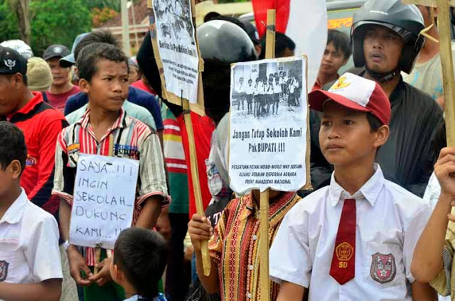 Sekolahnya Teramcam Ditutup, Ratusan Anak-anak Ini Butuh Bantuan