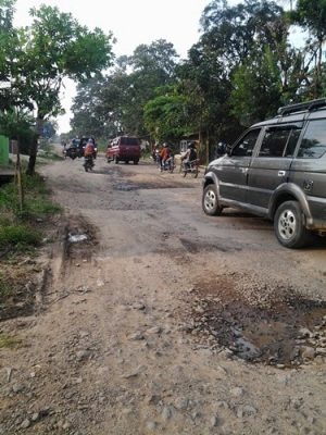 Warga: Jalan Gedongtaan-Kedondong Rusak Parah Seperti Sungai Mati!